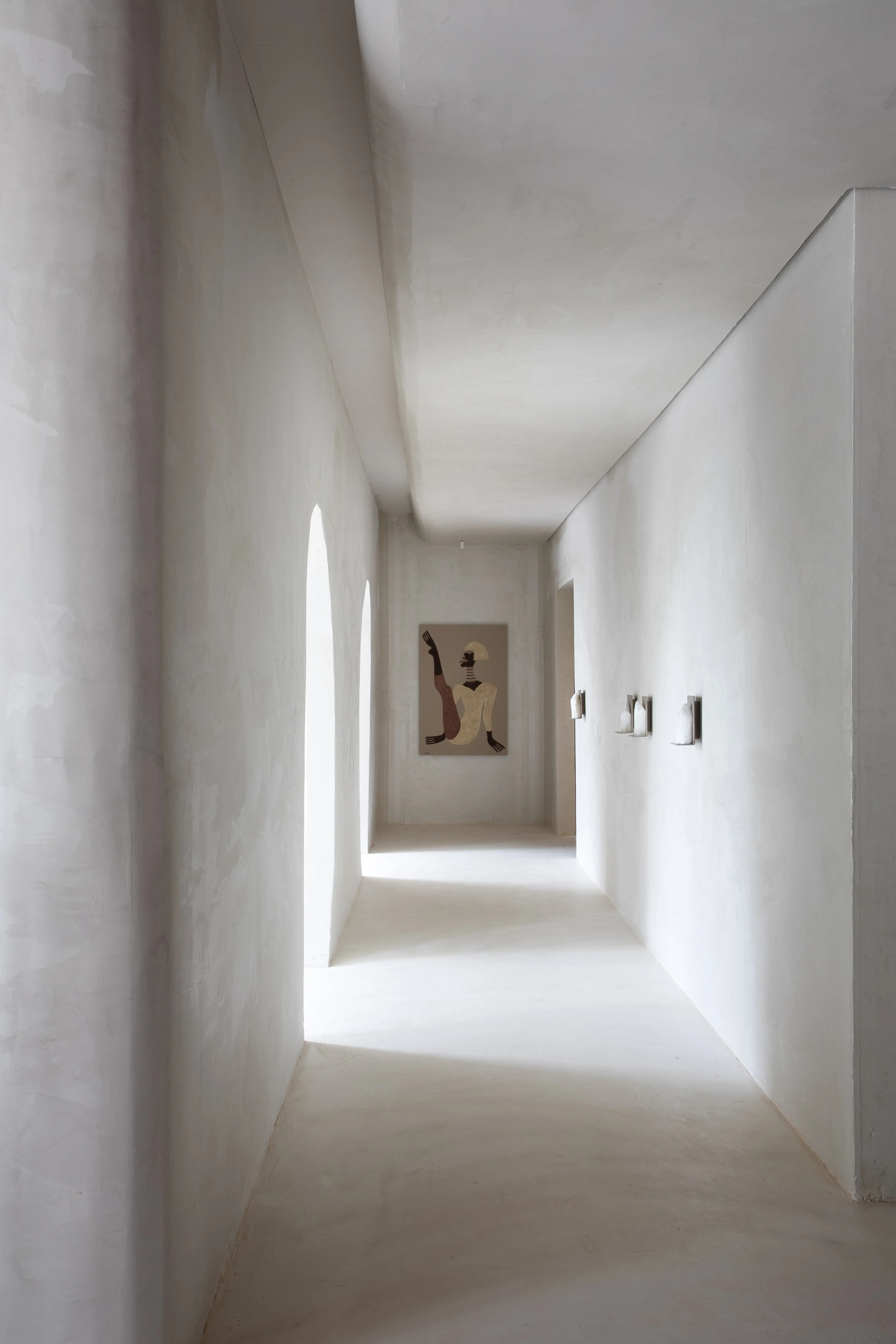 Corredor da Casa Perene com obra de arte ao fundo. Studio Guilherme Garcia