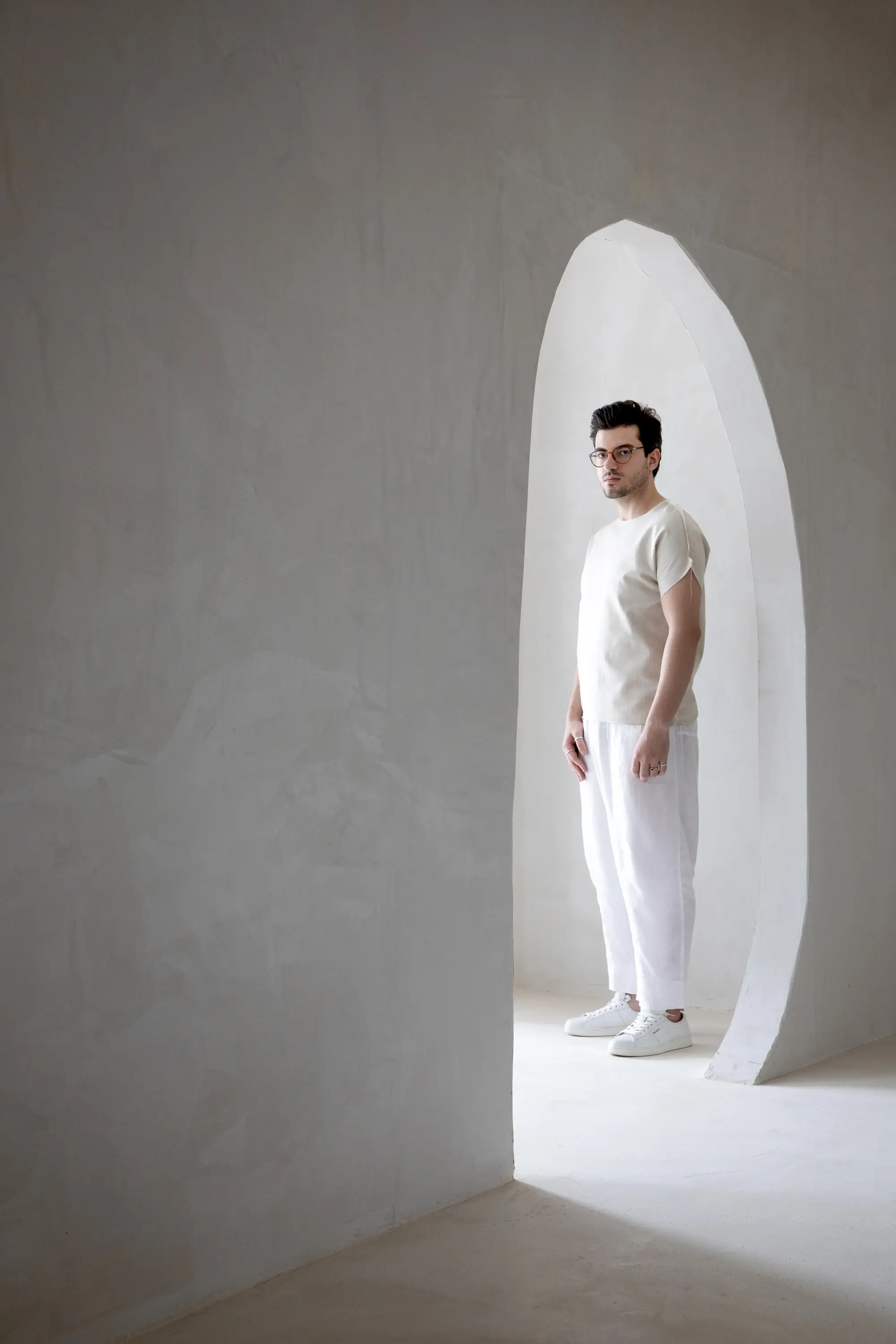 Guilherme Garcia em retrato minimalista no espaço projetado pelo Studio Guilherme Garcia