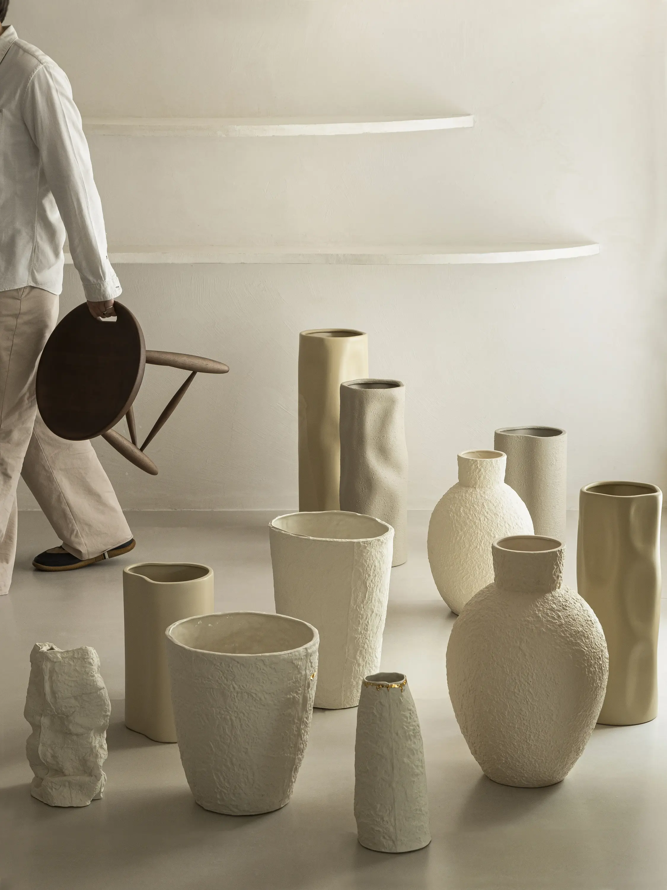 Sala com acabamento curvo e iluminação suave no Tempo Casa do Studio Guilherme Garcia