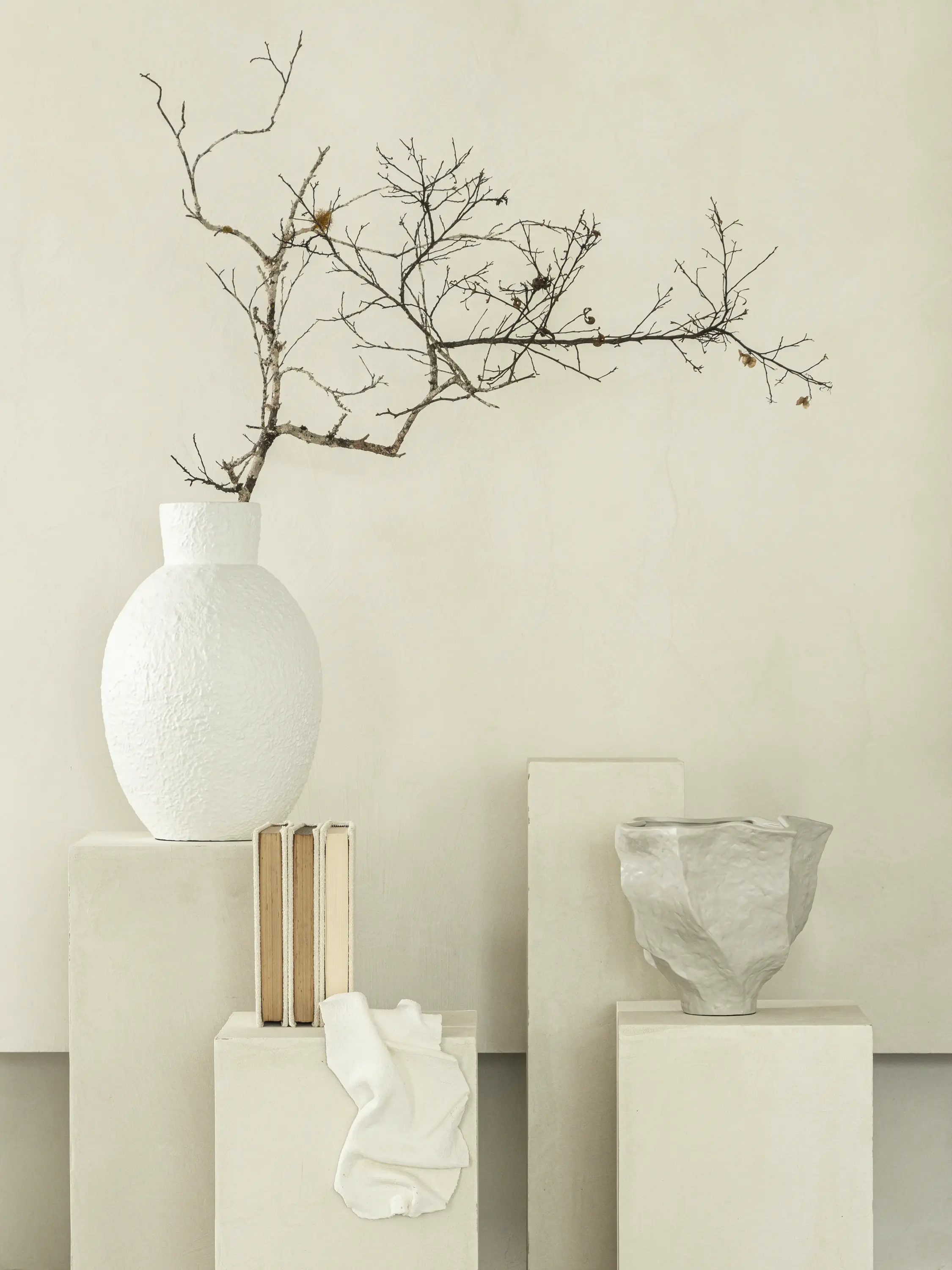 Studio Guilherme Garcia - Esculturas Cerâmicas Abstratas e Vasos Brancos Modernos