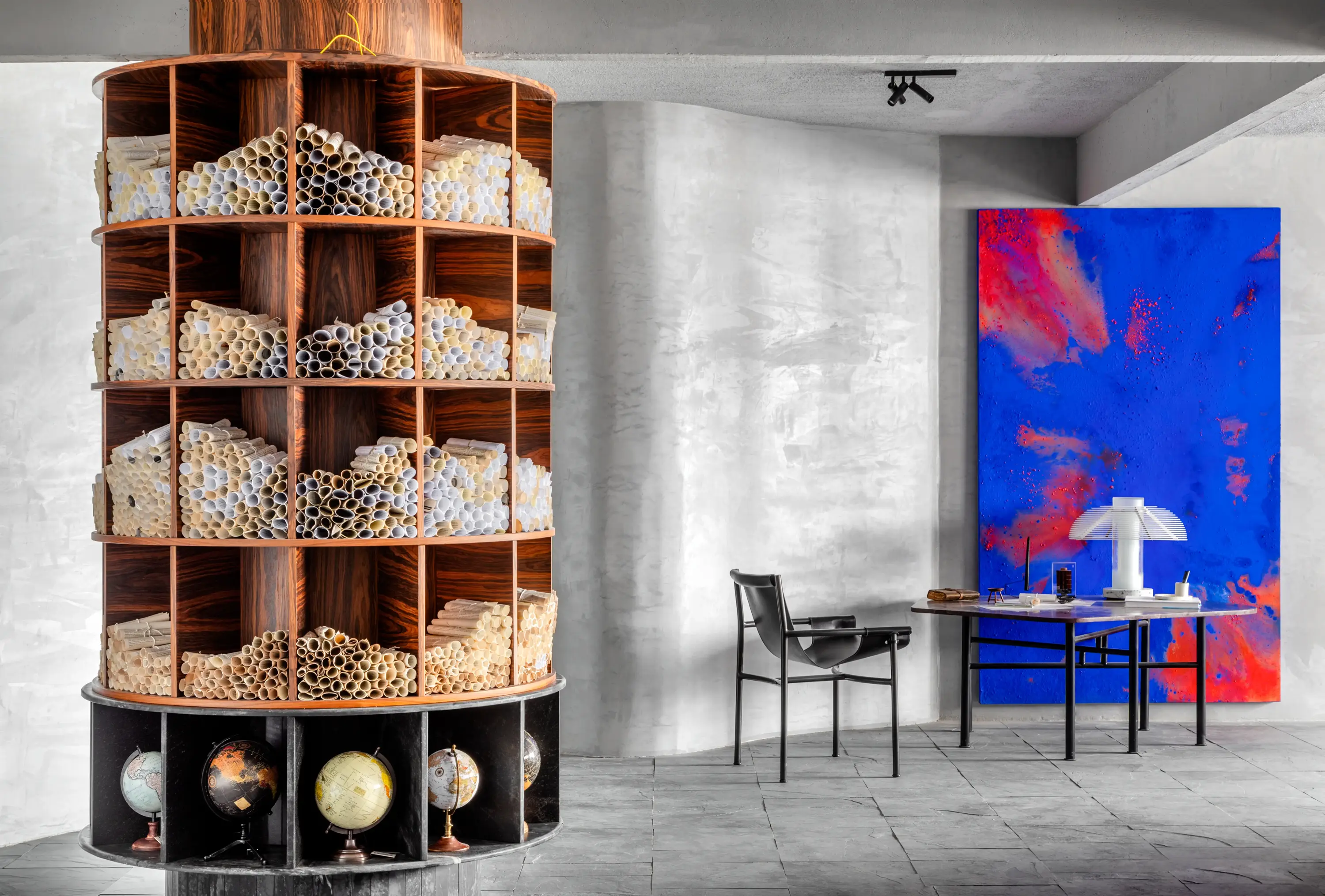 Prateleiras circulares com objetos naturais e design em madeira curva — Estar Origens, Studio Guilherme Garcia