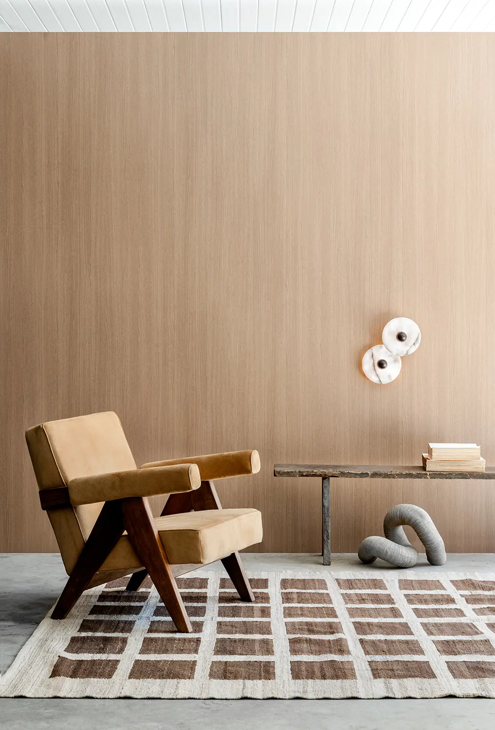 Luminária de parede com estrutura circular e banco de madeira rústico — produção WJ Luminárias por Studio Guilherme Garcia