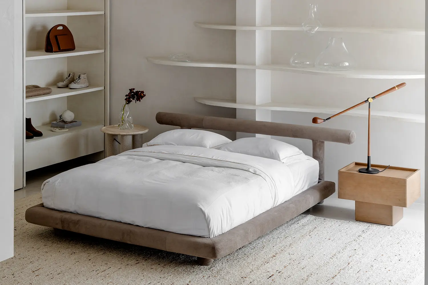 Cama contemporânea com design orgânico da Coleção Perene por Studio Guilherme Garcia, ambiente acolhedor e sofisticado