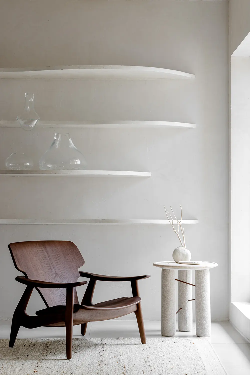 Cadeira de madeira, prateleiras mesa escultural da Coleção Perene por Studio Guilherme Garcia, ambiente clean