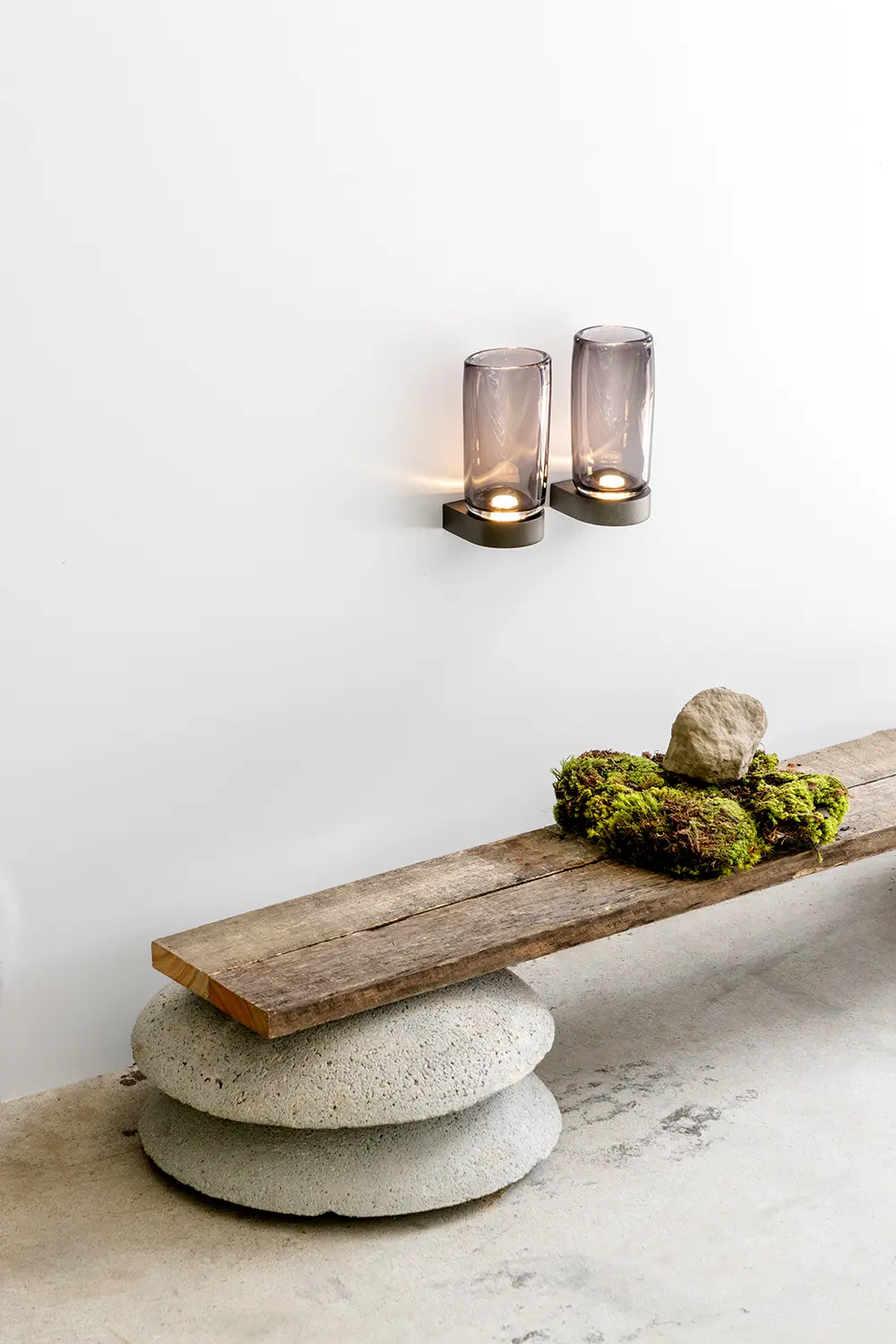 Luminárias de parede e tábua sobre concretos em forma circular — produção por Studio Guilherme Garcia para WJ Luminárias