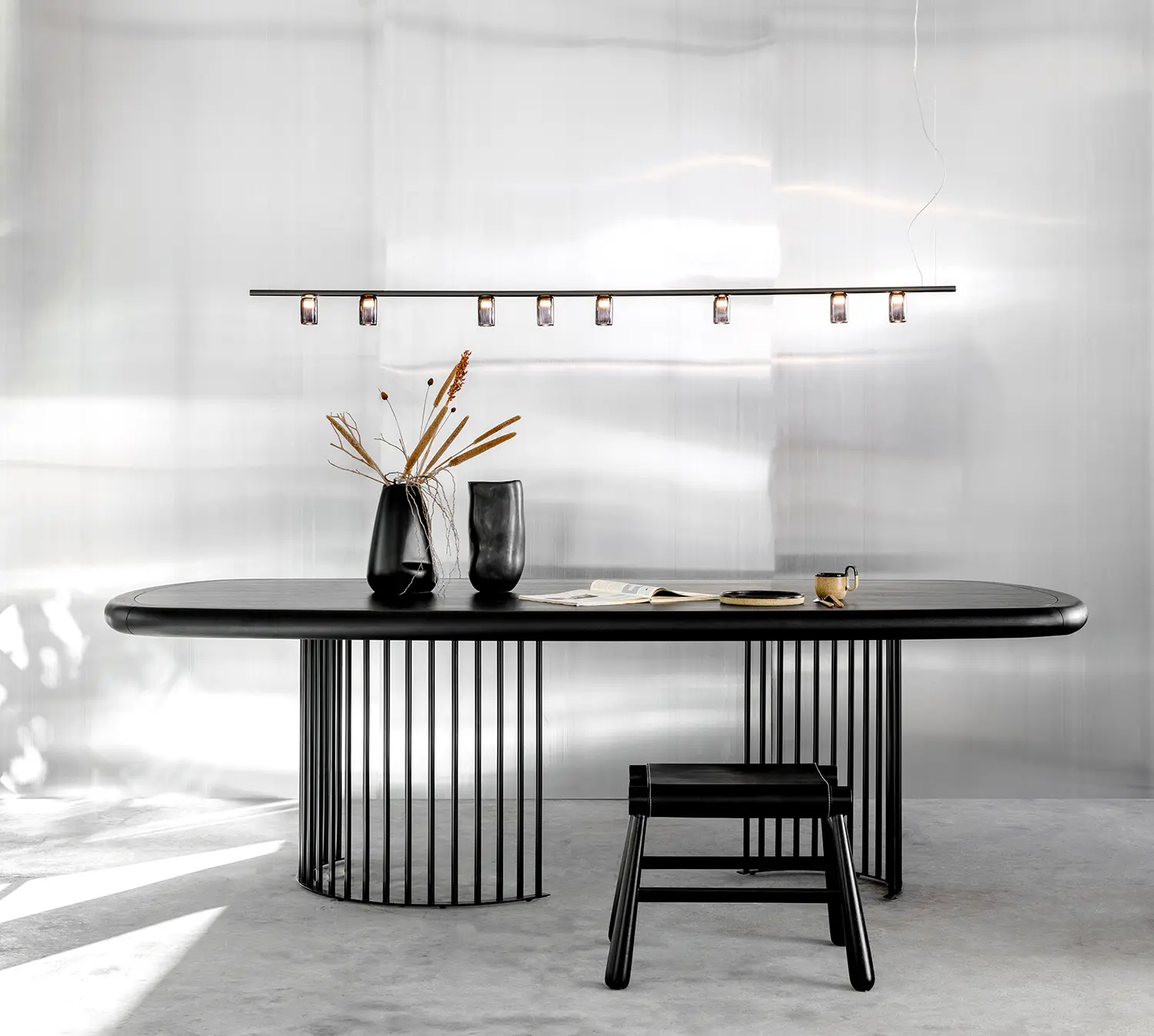 Luminária linear suspensa com estrutura metálica e lâmpadas de filamento — produção por Studio Guilherme Garcia para WJ Luminárias