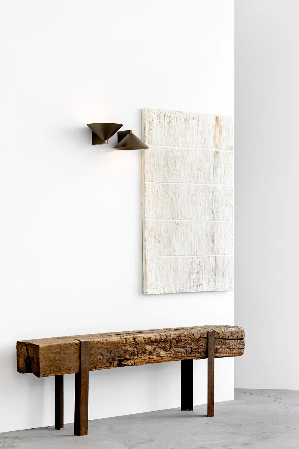 Luminária de parede com estrutura geométrica, banco de madeira rústico e obra de arte — produção WJ Luminárias por Studio Guilherme Garcia