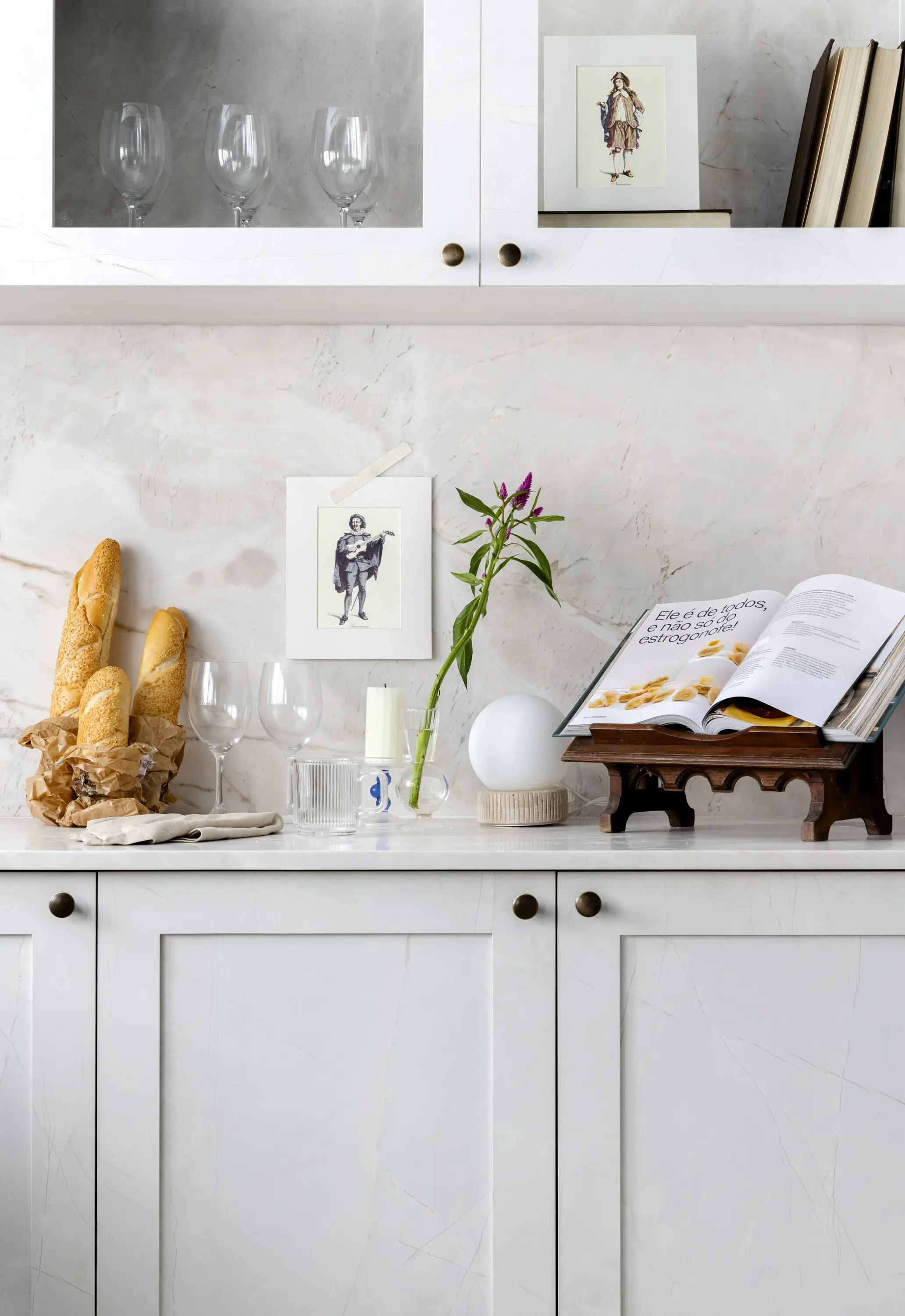 Detalhe de bancada em mármore com objetos decorativos e flor natural, projeto Lab Paris por Studio Guilherme Garcia.