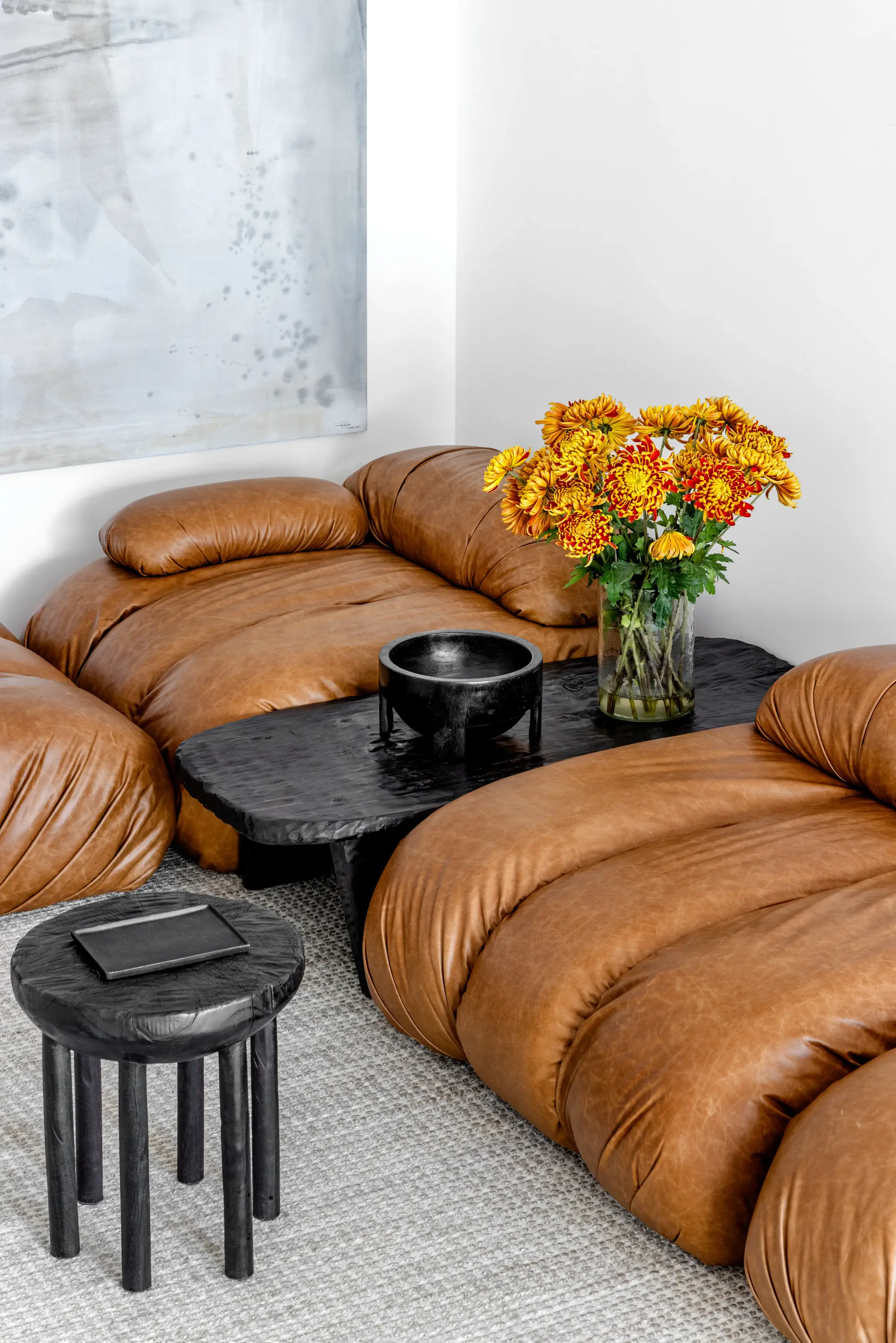 Sala de estar do Apto Luz com sofá caramelo e mesa de canto - Studio Guilherme Garcia