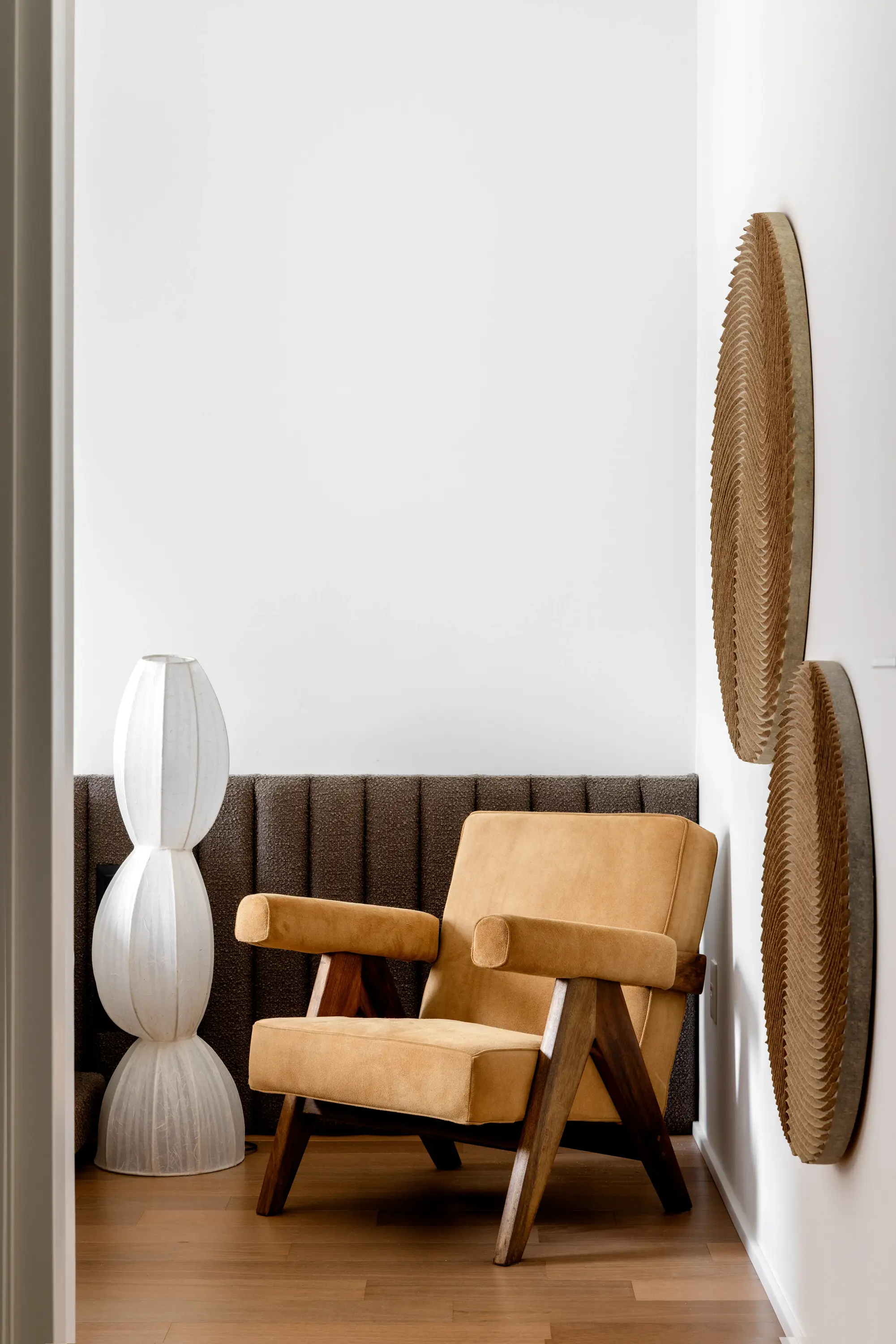 Canto do Apto Luz com cadeira e objetos decorativos em madeira - Studio Guilherme Garcia