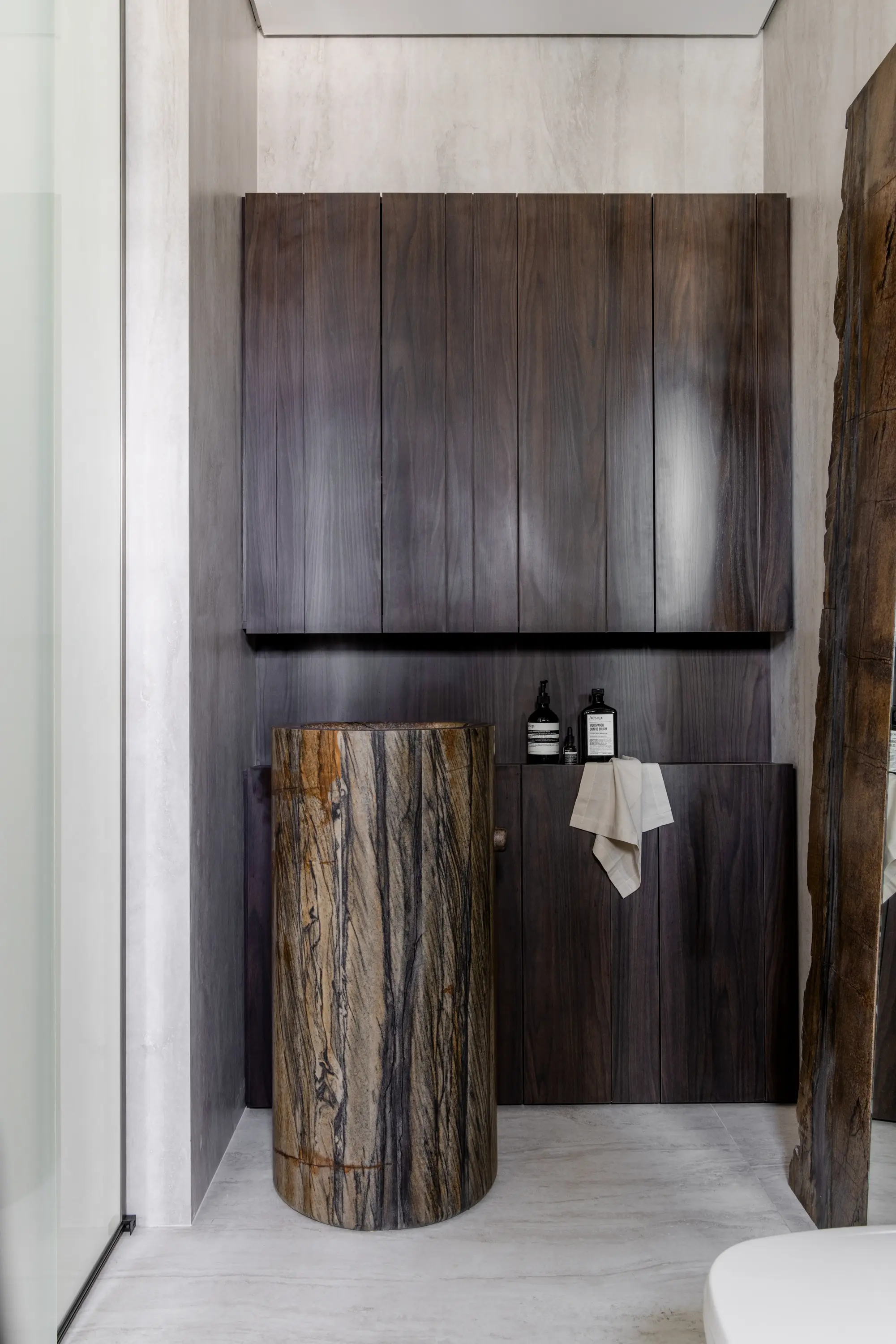 Cozinha no Apto Luz com marcenaria escura e ilha branca - Studio Guilherme Garcia