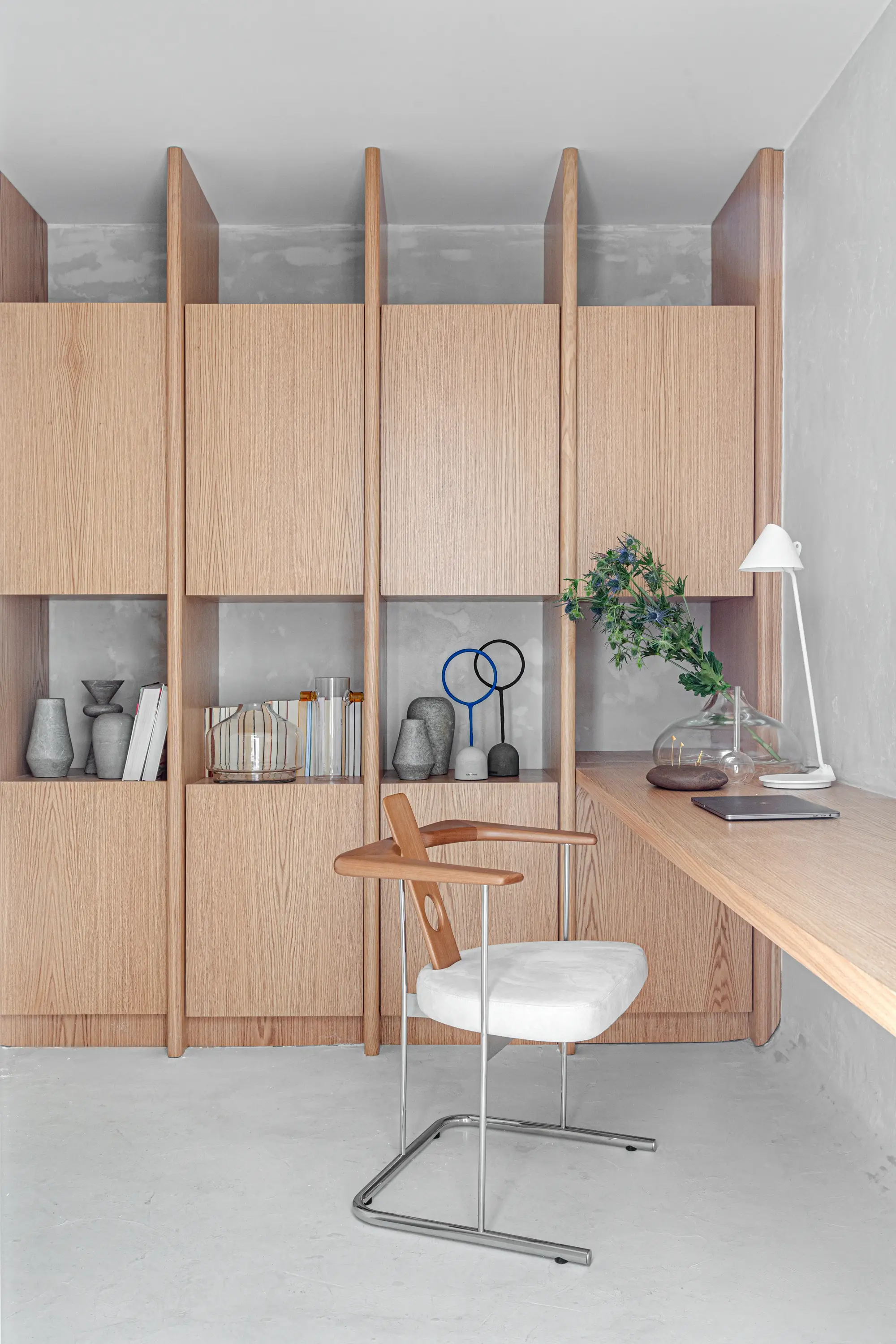 Escritório integrado com marcenaria em madeira no Apto Puro, solução elegante criada pelo Studio Guilherme Garcia.