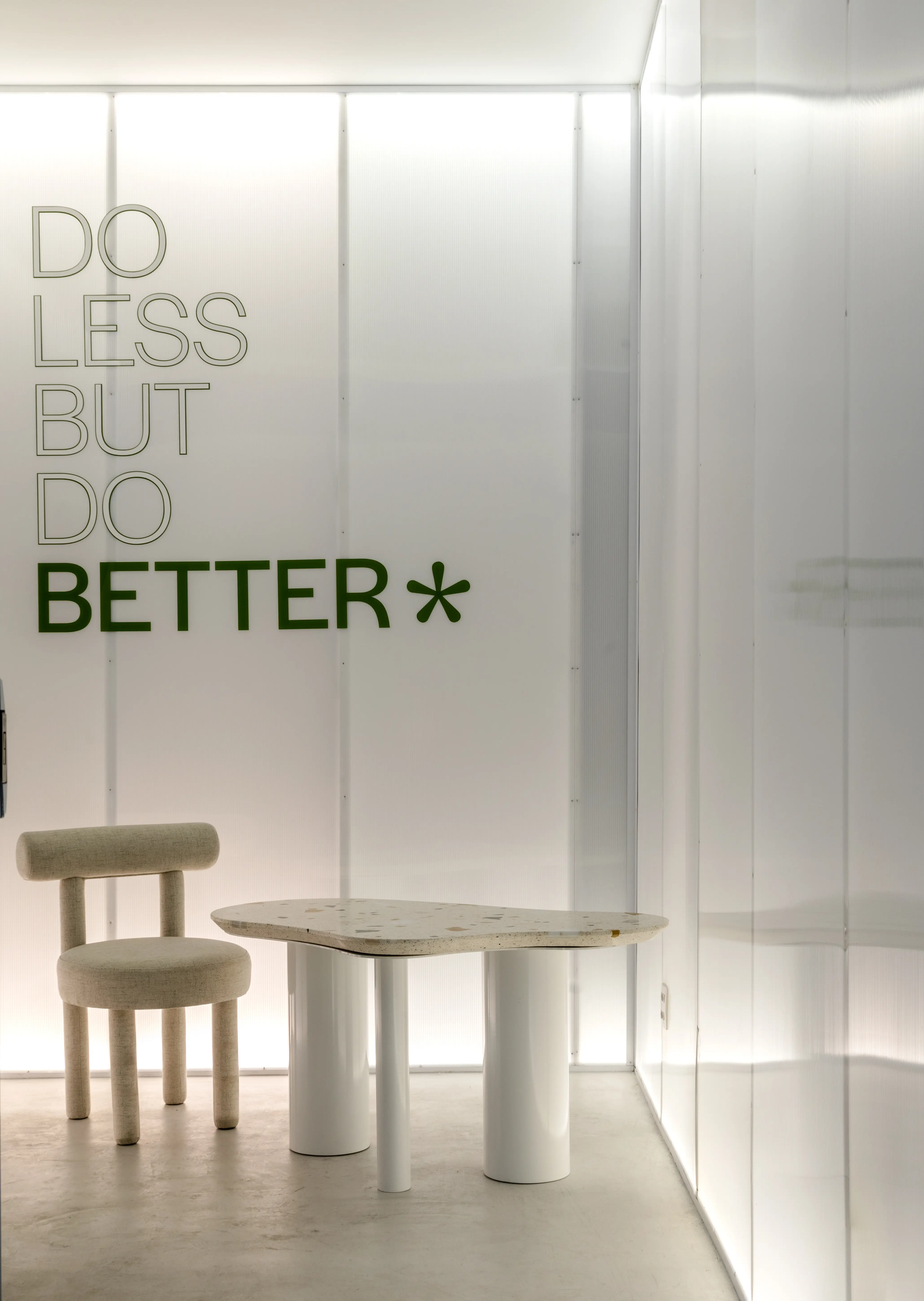 Sala com mesa orgânica e cadeira minimalista. Projeto Green Blood, assinado pelo Studio Guilherme Garcia