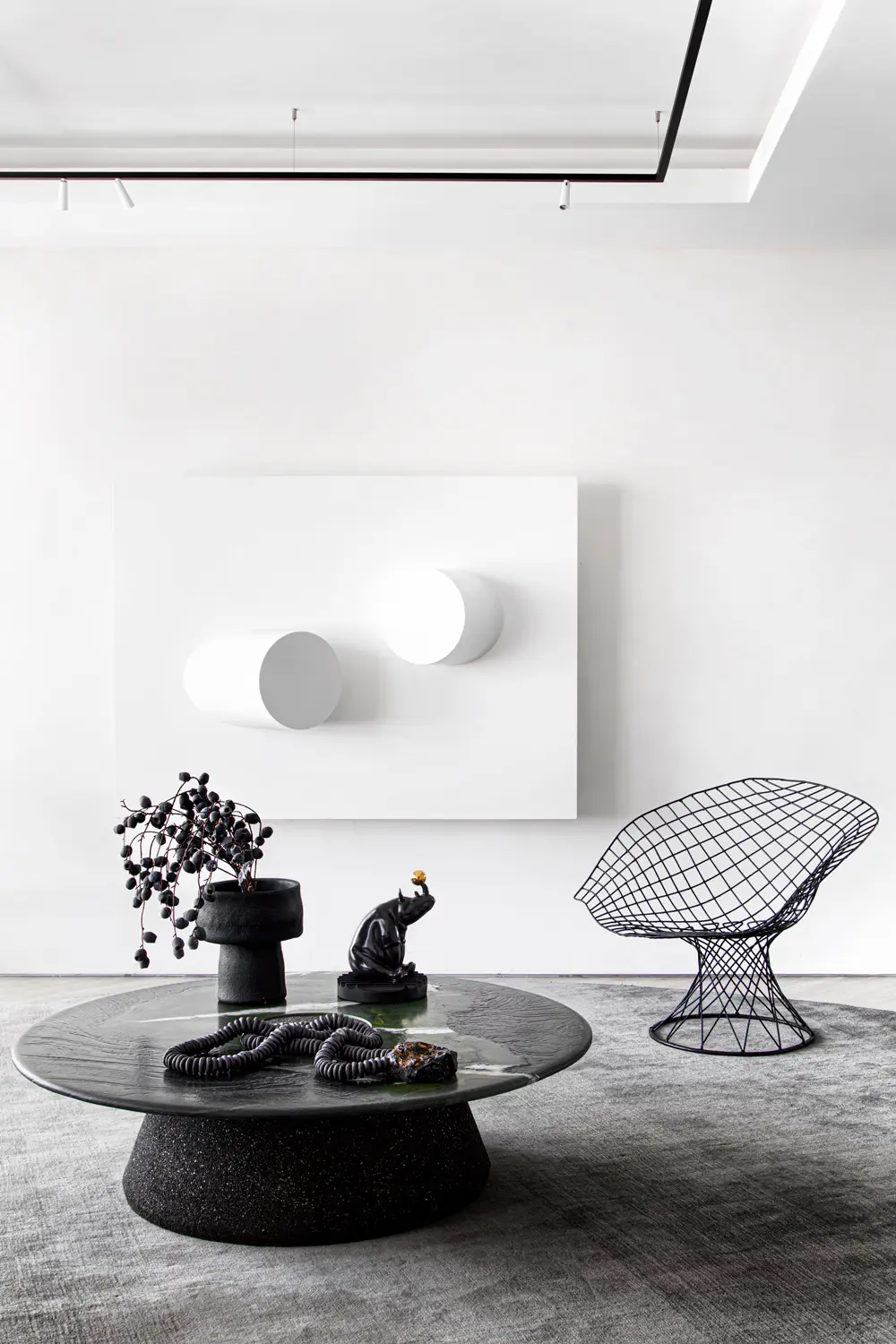 Detalhe de cadeira preta com encosto trançado em ambiente produzido pelo Studio Guilherme Garcia