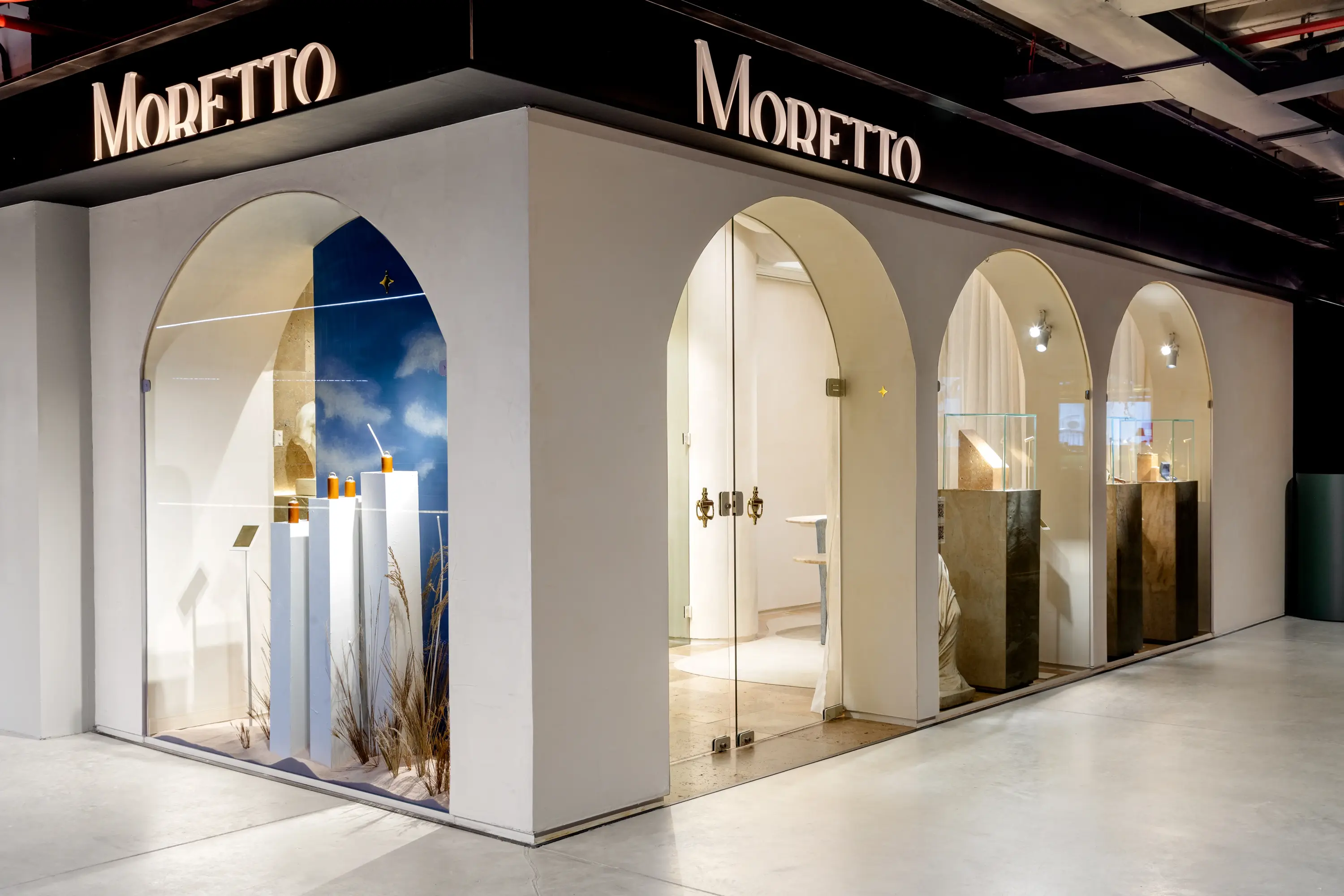 Fachada da Moretto Joalheria com arcos clássicos e vitrines iluminadas, projeto do Studio Guilherme Garcia