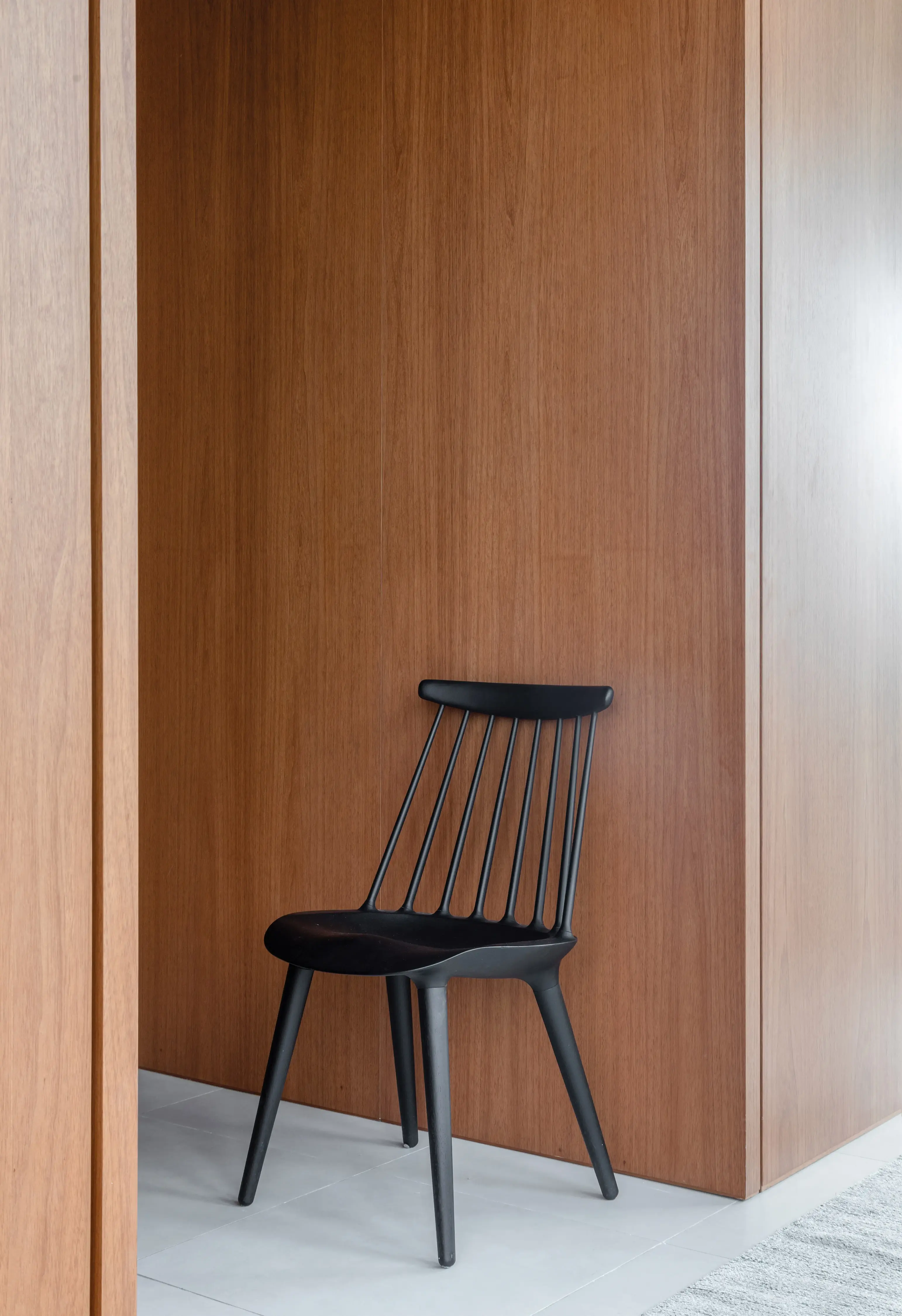Detalhe de cadeira preta em ambiente assinado pelo Studio Guilherme Garcia