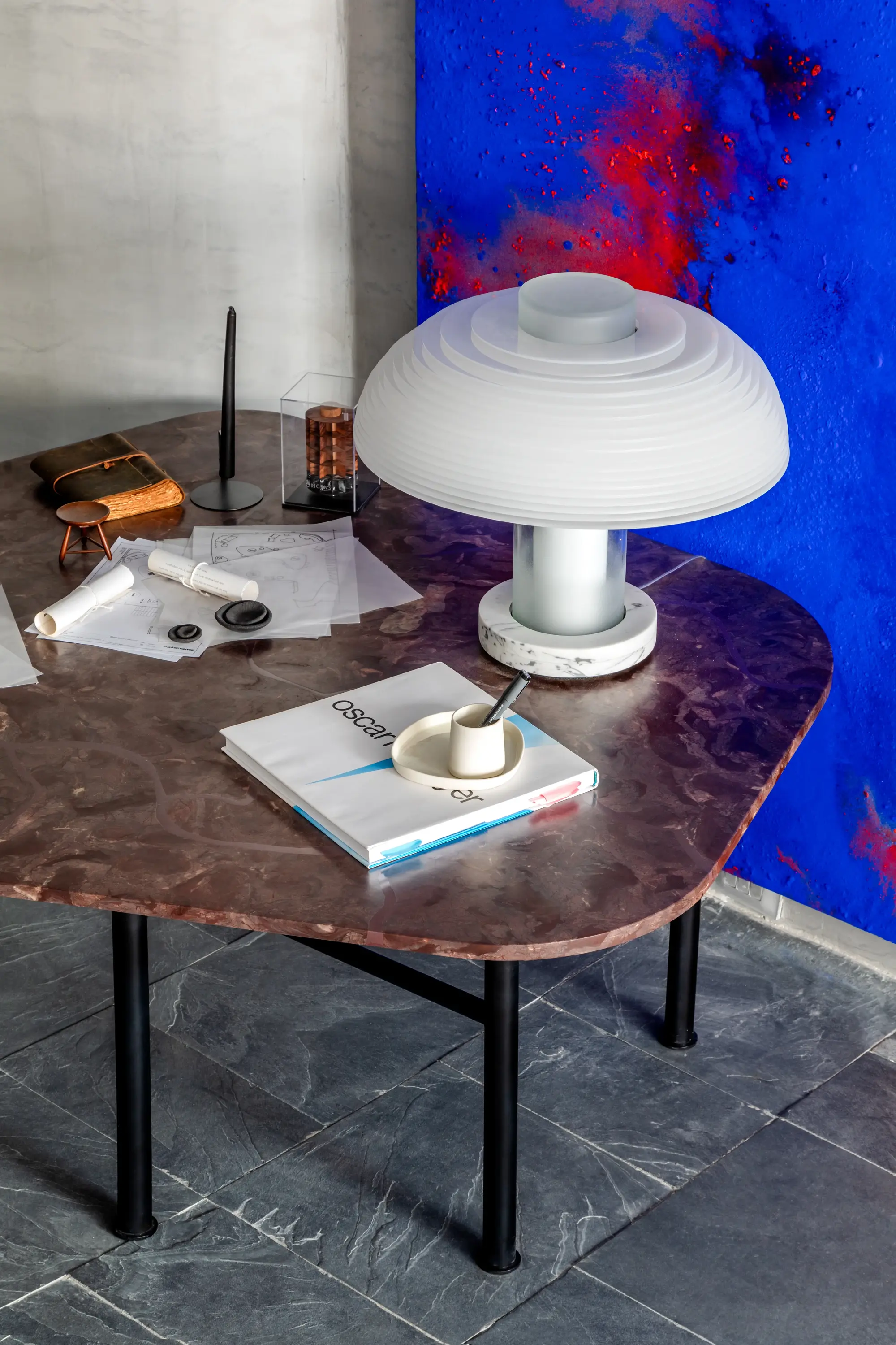 Mesa com luminária branca e tela azul vibrante — projeto Estar Origens