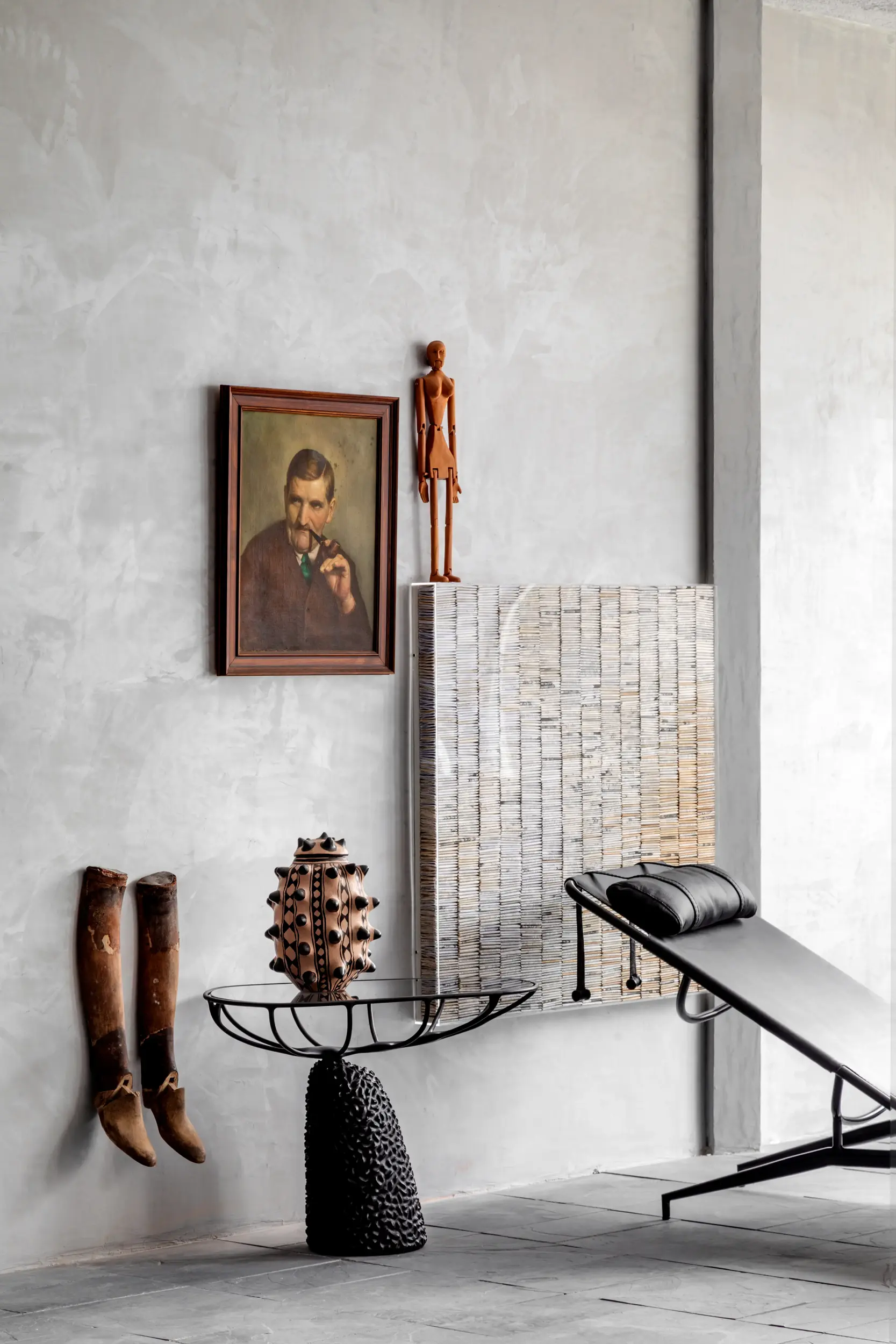 Canto decorado com diferentes peças de arte — Estar Origens, Studio Guilherme Garcia.